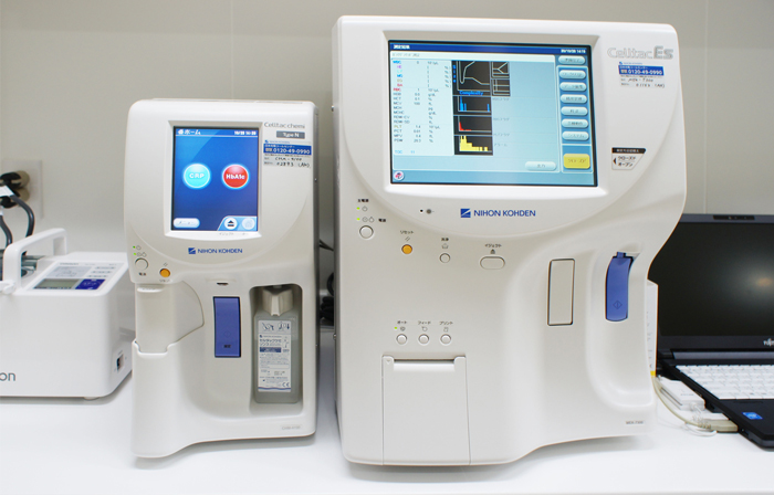 臨床化学分析装置（左）と全自動血球計数器（右）
